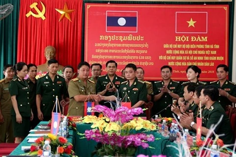 河静省边防部队同老挝甘蒙省军事指挥部和安全厅举行会谈