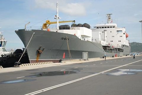 俄罗斯军舰访问越南金兰国际港
