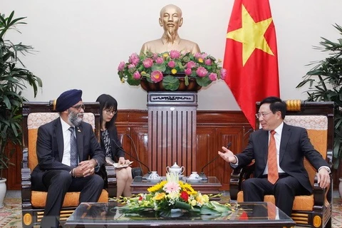 越南政府副总理兼外交部长范平明会见加拿大国防部长
