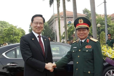 韩国国防部长宋永武对越南进行正式访问