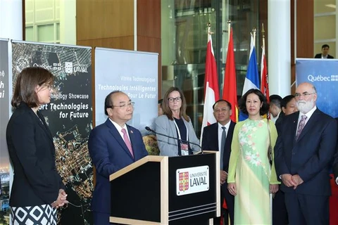 政府总理阮春福出席加拿大拉瓦尔大学智能技术展示活动