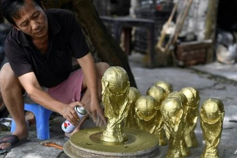 越南产的世界杯金杯模型颇受欢迎