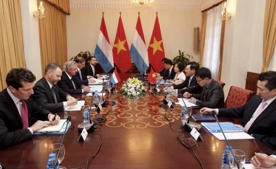 越南政府副总理兼外交部长范平明与卢森堡大公国外交和欧洲事务大臣让·阿塞尔博恩举行会谈。（图片来源：越通社）