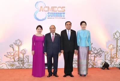 阮春福总理及夫人与泰国总理巴育及夫人。（图片来源：越通社）