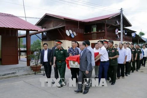 25具越南专家和志愿者遗骨归国安葬仪式在老挝举行
