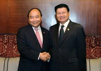 阮春福总理与老挝政府总理通伦·西苏里举行会谈。（图片来源：越通社）
