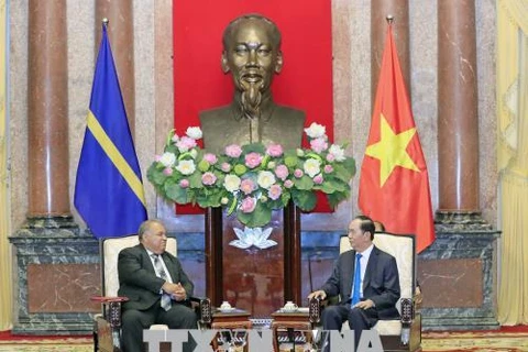  越南国家主席陈大光会见瑙鲁共和国总统