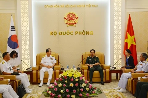 越南人民军总参谋长潘文江上将会见韩国海军参谋总长严贤圣一行