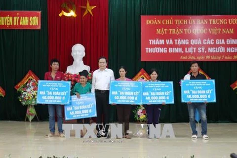 越南祖国阵线中央委员会主席陈青敏走访慰问乂安省优抚家庭