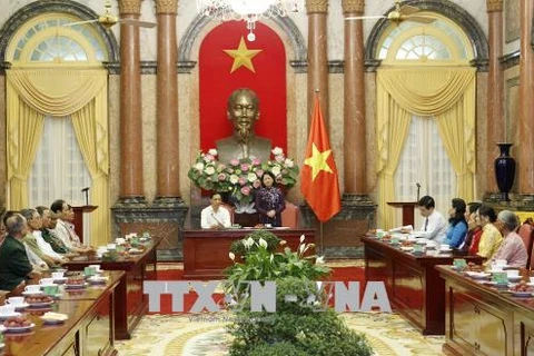 越南国家副主席邓氏玉盛会见南定省战争时期有功人员