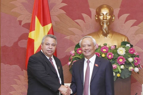 越南国家副主席汪周刘会见古巴工人中央工会秘书长吉拉特