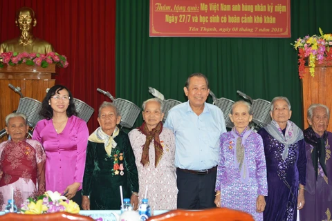 越南伤残军人和烈士日71周年：政府副总理张和平走访慰问各地英雄母亲