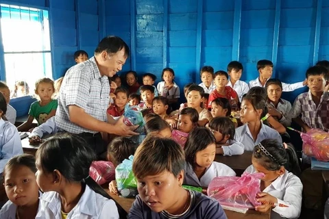 柬埔寨越侨水上教室竣工落成 为多名越侨子女圆上学之梦