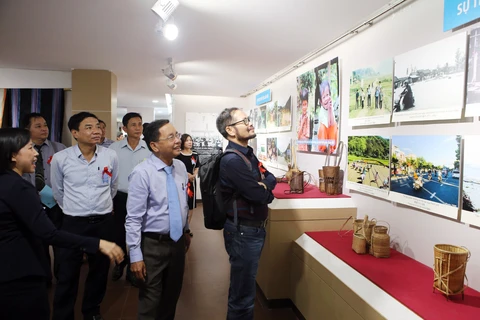 “越南中部和西原地区各省二十年革新历程”图片展在岘港市举行