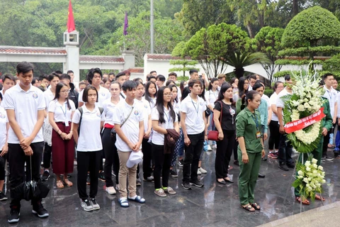 旅外越侨青年来访问河静省 来到同禄三岔路口遗迹区为青年烈士上香