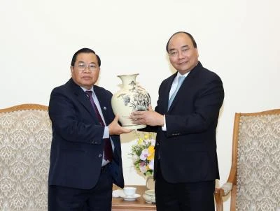 越南政府总理阮春福会见老挝国会副主席森暖• 赛雅拉