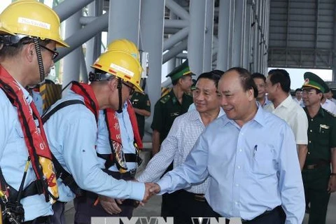  阮春福总理率团视察河静省永昂经济区的台塑集团的环保工作