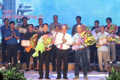 越南政府总理阮春福出席“不死之花”艺术晚会