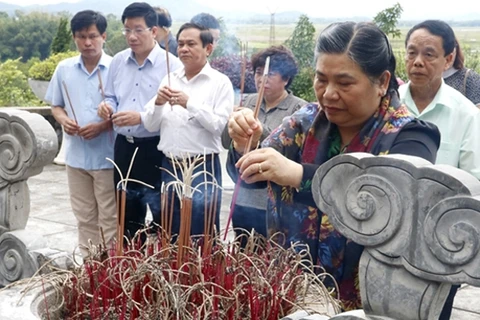 越南国会副主席丛氏放向陈富总书记陵墓献花上香