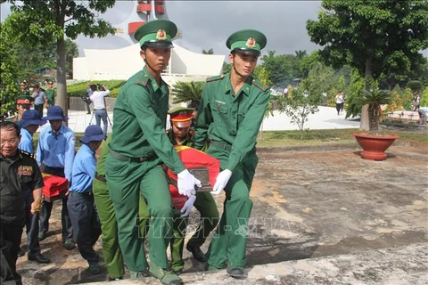 隆安省举行25具越南志愿军遗骸追悼会和安葬仪式