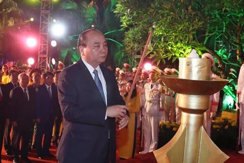 越南政府总理阮春福在河内山西烈士陵园进香