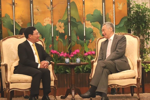 越南政府副总理兼外交部长范平明分别会见新加坡领导人