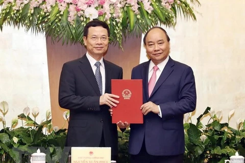 政府总理阮春福向信息与传媒部部长颁发任命书