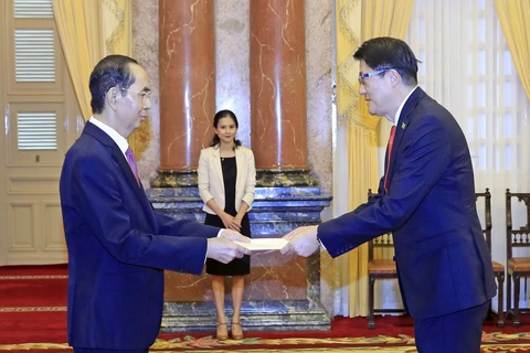 越南国家主席陈大光接受九国新任驻越大使递交国书