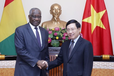 越南政府副总理兼外交部长范平明会见几内亚外交和海外侨民部长杜尔
