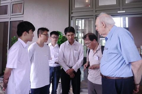 2018年“相约越南”活动：诺贝尔物理学奖获奖教授与越南学生亲切交流和互动