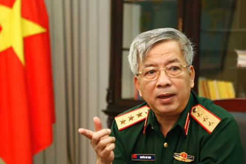越南国防部副部长阮志咏上将会见英国驻越南大使