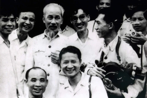 “胡志明主席-越南民族解放英雄、杰出文化家”图片资料展在金瓯省举行