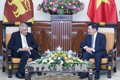 越南政府副总理兼外交部长范平明会见斯里兰卡总理拉尼尔•维克勒马辛哈