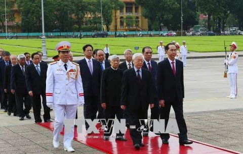 越南国庆73周年：党和国家领导人入陵瞻仰胡志明主席遗容