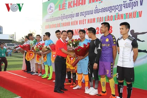 旅居老挝越南青年参加足球赛喜迎国庆节