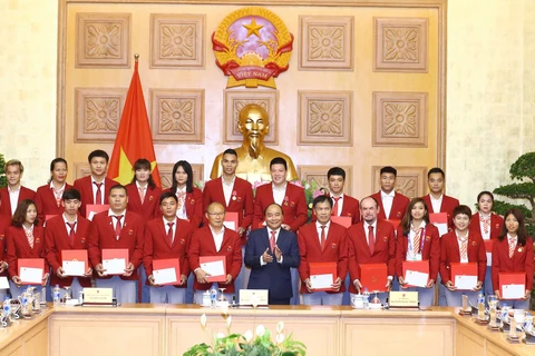 阮春福总理亲切会见参加第18届亚运会的越南体育代表团