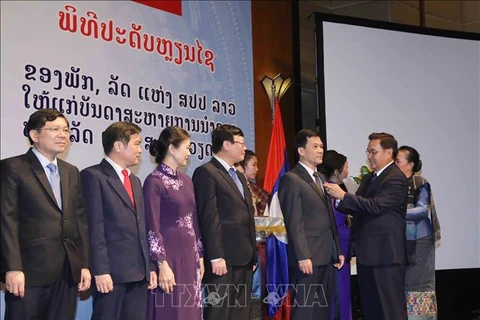 越南祖国阵线中央委员会和越共中央民运部领导荣获老挝自由勋章