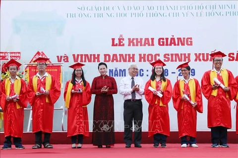 国会主席阮氏金银出席胡志明市黎洪峰重点高中开学典礼