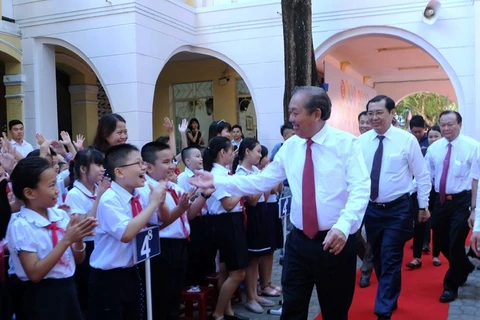 越南全国大中小学生兴高采烈地跨入新学年