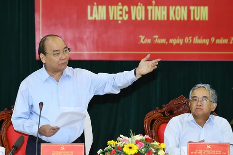 阮春福总理与昆嵩省领导举行工作会议