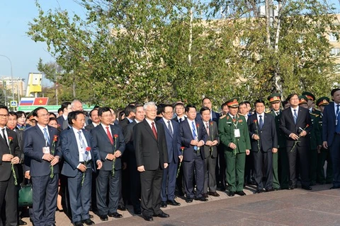  越共中央总书记阮富仲在俄罗斯首都莫斯科胡志明主席塑像前献花