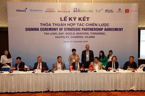 越南新龙集团与丹麦六家公司签署大米加工和畜牧养殖领域合作协议