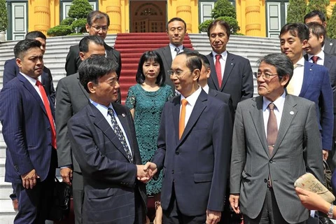  越南国家主席陈大光会见日本每日新闻特别顾问照雄一行