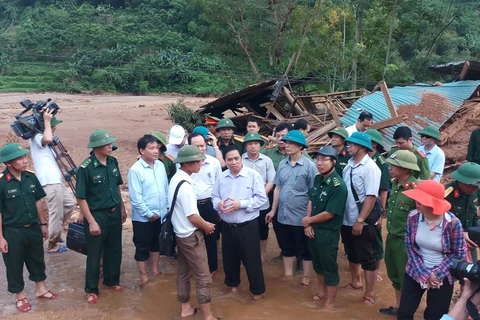 越共中央组织部部长范明正走访慰问清化省洪涝灾害灾民