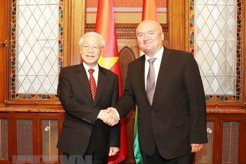 越共中央总书记阮富仲会见匈牙利国会副议长