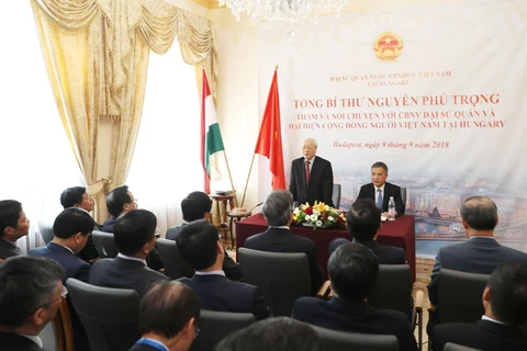 越共中央总书记阮富仲会见越南驻匈大使馆工作人员和旅匈越侨代表 