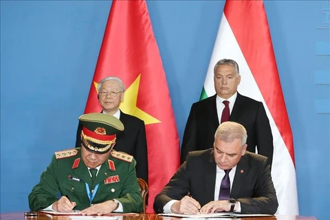 越南与匈牙利签署多项合作文件