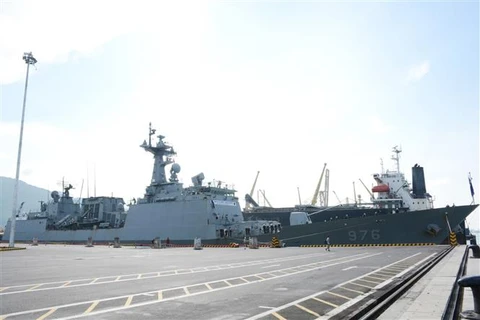 韩国海军舰艇访问岘港市