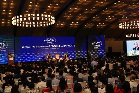 WEF ASEAN 2018:政府总理阮春福和WEF主席共同主持2018年越南工商峰会上的对话