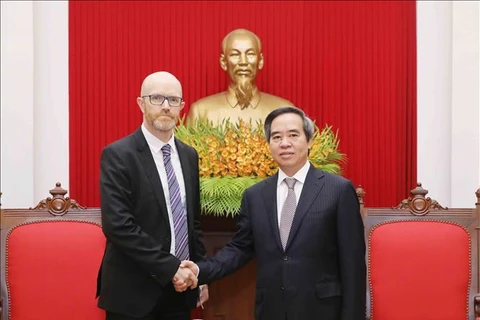中央经济部部长阮文平会见赴越出席2018年世界经济论坛东盟峰会的企业代表